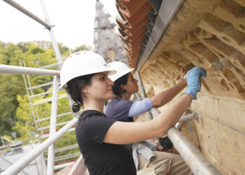 Las restauradoras trabajando en la decoración exterior del Campus de IE. / ROBERTO ARRIBAS
