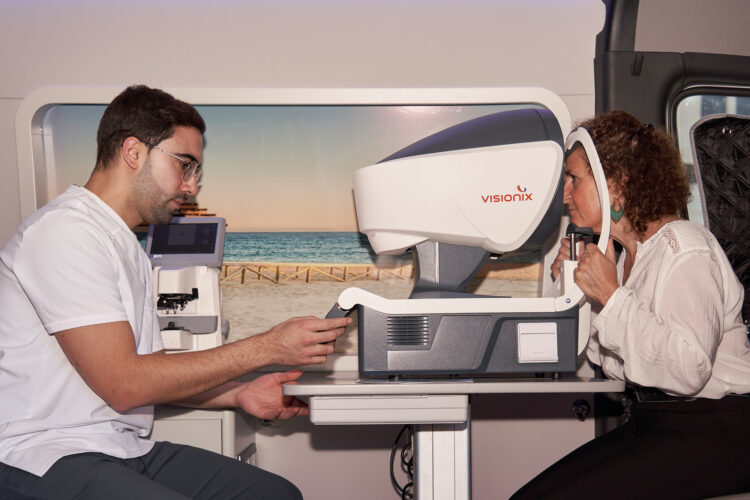 La unidad móvil de revisiones oculares gratuitas comienza su recorrido en Riaza 1 Unidad móvil de exploraciones optométricas / E.A.