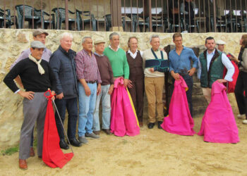 Foto de familia tras el tentadero en la Finca 'Los Cerros'. / FOTO CEDIDA POR EMILIO DE FRUTOS