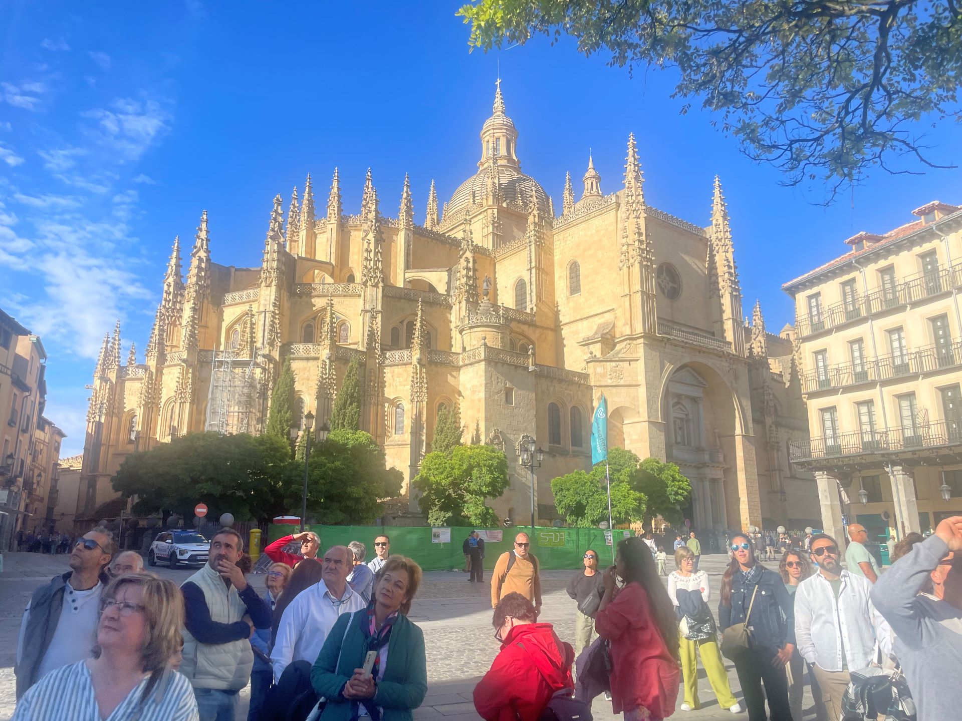 La jaula 3 Turistas ante la Catedral.