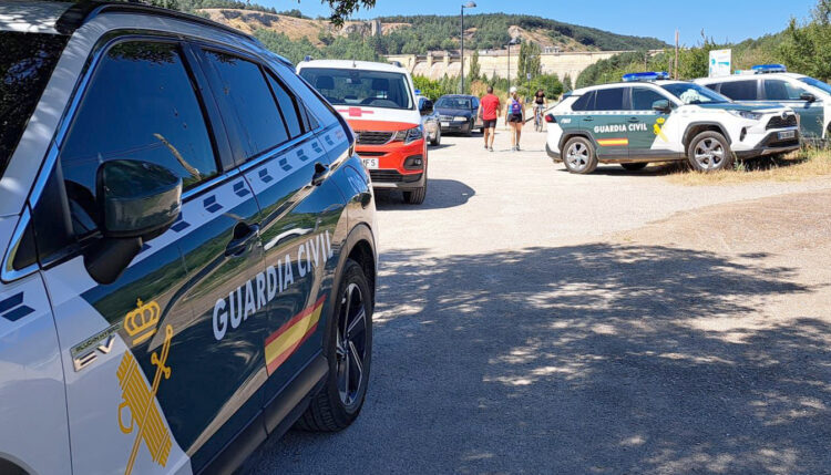 Cinco detenidos por atar y golpear a un hombre para robarle en su domicilio de Santa Cruz de Pinares (Ávila) 1 Le sustrajeron 700 euros en efectivo y siete relojes, valorados en 3.000 euros, y le provocaron la pérdida de visión parcial de un ojo