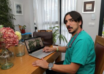 El doctor Javier Calaveras que ha investigado sobre el uso de la planta. Brámigo.