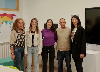 De izquierda a derecha, Fuencisla Galán, Andrea Garrido, Giulia Bonato, Nacho Sanz y Berta Migueláñez, en una de las aulas del Centro Integrado de Formación Profesional Felipe VI. J. M.