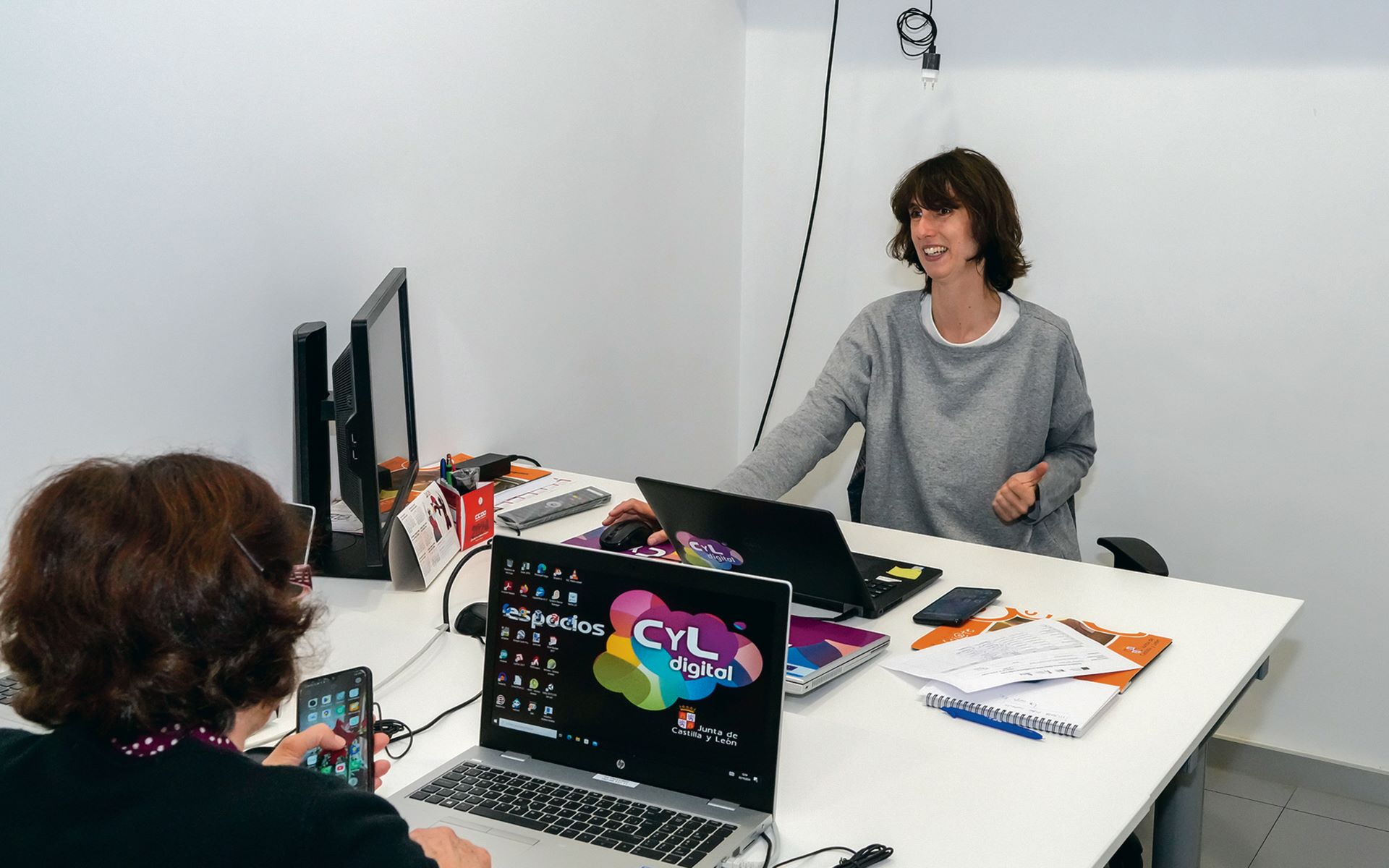 Una de las profesoras de los cursos ofertados por el programa, en el inicio de la clase.