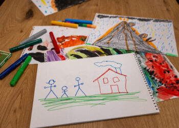 Fotografía de archivo. Dibujo infantil de una familia de acogida / CONCHA ORTEGA - ICAL