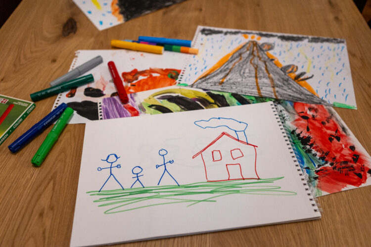 Un proyecto recorrerá la Comunidad para impulsar el acogimiento familiar en el medio rural 1 Fotografía de archivo. Dibujo infantil de una familia de acogida / CONCHA ORTEGA - ICAL