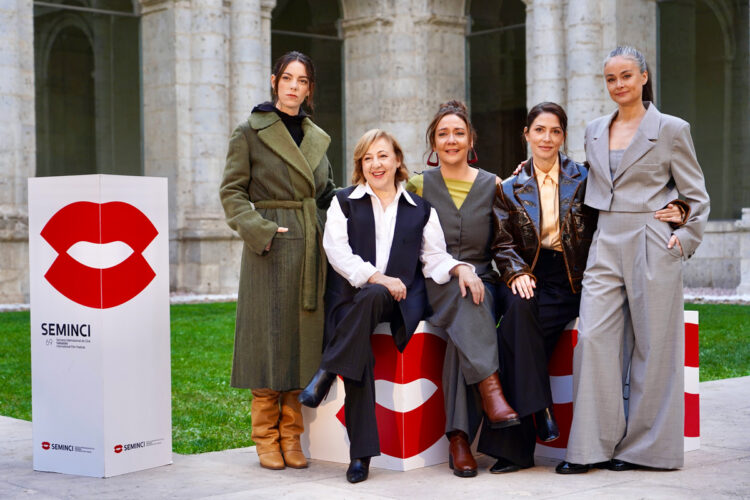 La mirada intergeneracional femenina, protagonista en Seminci 1 Miriam Chacón (I a D), Vicky Luengo, Carmen Machi, Carolina África, Bárbara Lennie y Beatriz Grimaldos.