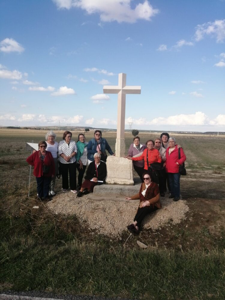 La Asociación de Mujeres ‘El Tesorillo’ de Marugán arregla la Cruz de ‘Los Lagartos’ 1 Arreglo y conservación de la Cruz ‘Los Lagartos’ / 'EL TESORILLO'