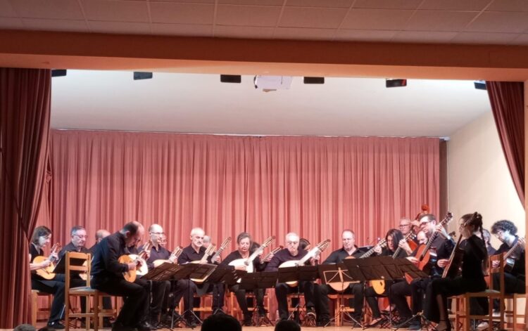 Actuación de la orquesta ‘Cuerda Para Rato’ / LOURDES MATARRANZ