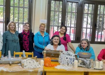 Begoña Casado imparte un taller de manualidades / LOURDES MATARRANZ