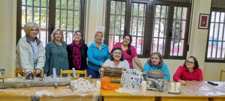 Begoña Casado imparte un taller de manualidades / LOURDES MATARRANZ