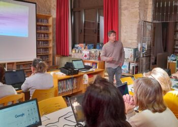 Carlos Calvo imparte clases de informática / LOURDES MATARRANZ