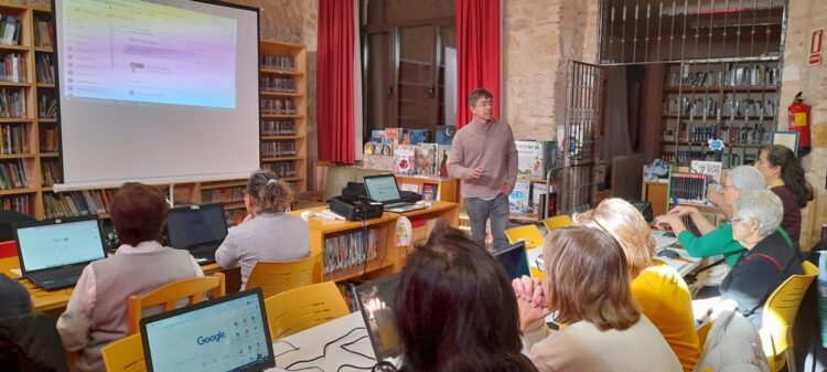La biblioteca municipal de Cantimpalos acoge unos cursos de informática y competencias digitales 1 Carlos Calvo imparte clases de informática / LOURDES MATARRANZ