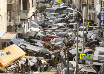 Vehículos amontonados en una calle tras las intensas lluvias de la fuerte DANA en Picaña (Valencia). /EFE/Biel Aliño