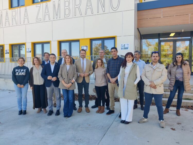 Educación destina 2,2 millones para mejorar la eficiencia energética del IES 'María Zambrano' de El Espinar 1 Rocío de Lucas visita el IES María Zambrano / AYUNTAMIENTO DE EL ESPINAR