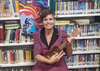 Elia Tralará en la biblioteca de Fuentepelayo / JUAN CRUZ SERRANO