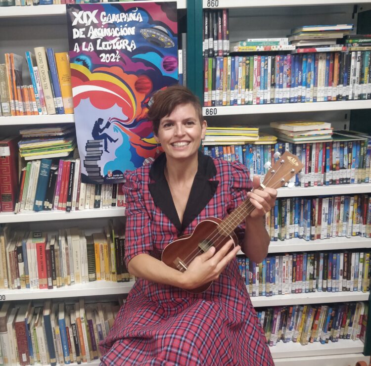 Elia Tralará en la biblioteca de Fuentepelayo / JUAN CRUZ SERRANO
