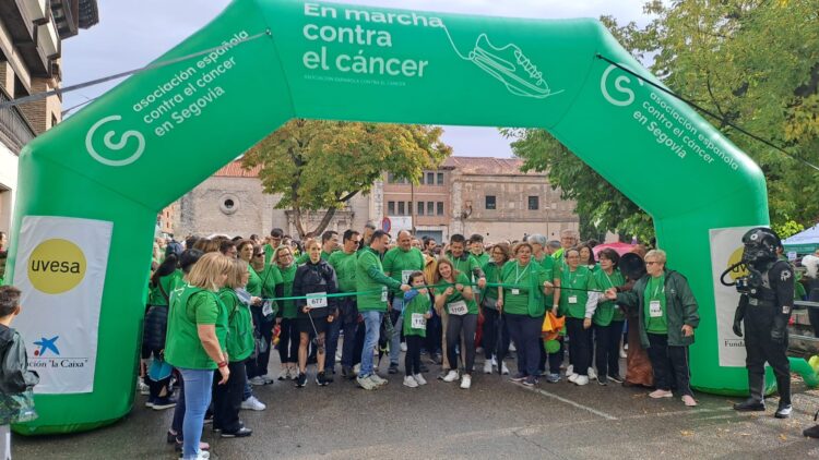 La IV Marcha Contra el Cáncer de Cuéllar y Comarca bate su récord con 2.660 inscritos a pesar de la lluvia 1 IV Edición de la Marcha Contra el Cáncer de Cuéllar y Comarca / AECC