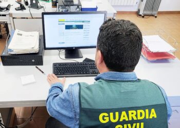 Un agente de la Guardia Civil en la Unidad de Fraude Informático.