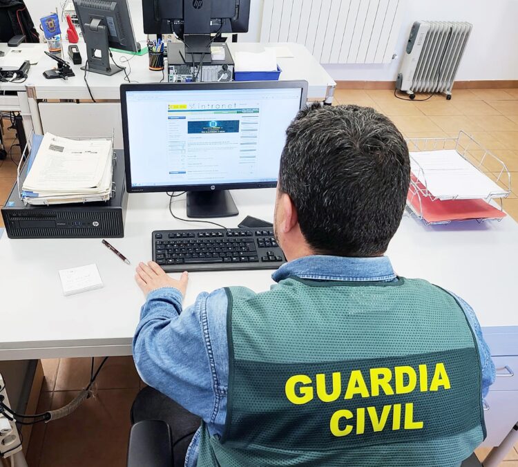 Un agente de la Guardia Civil en la Unidad de Fraude Informático.
