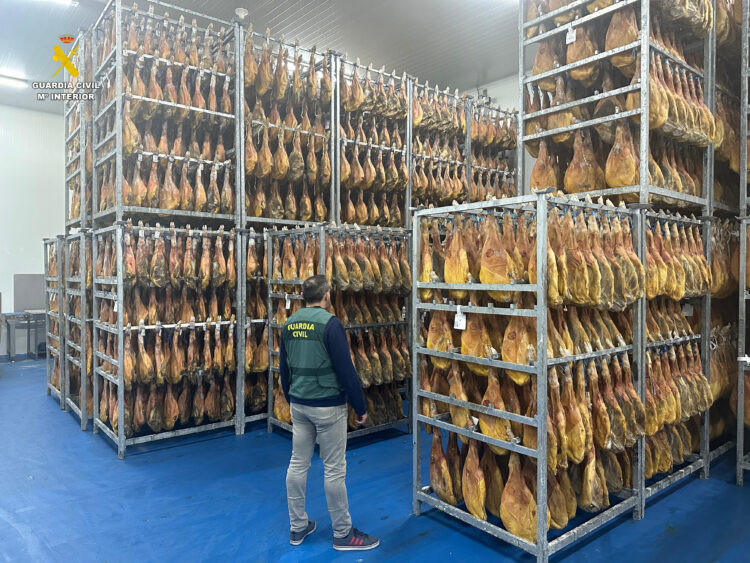 Dos detenidos por un presunto delito de robo en una industria de jamones de Cantimpalos 1 La Guardia Civil de Segovia detiene a dos personas por un presunto delito de robo en una industria de jamones de Cantimpalos / GUARDIA CIVIL