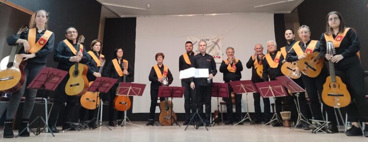 La Rondalla de Fuentepelayo pone el broche de oro a la Feria de la Hojuela y el Florón de Abades 1 Rondalla de Fuentepelayo en Abades / JUAN CRUZ SERRANO