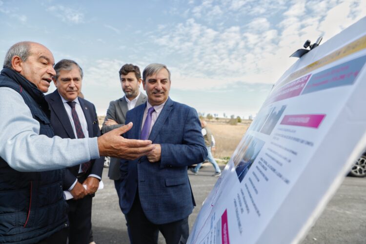 Movilidad destina 315.000 euros al último tramo de actuación de la carretera SG-241 a su paso por Urueñas 1 Visita a las obras realizadas en la carretera SG-241 / NACHO VALVERDE - ICAL
