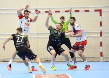 Gedeón Guardiola y Gonzalo Carró tratan de defender el dos para dos de Torrelavega./ AMADOR MARUGÁN