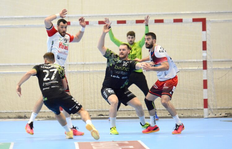 El BM Nava, ante un rival en forma 1 Gedeón Guardiola y Gonzalo Carró tratan de defender el dos para dos de Torrelavega./ AMADOR MARUGÁN