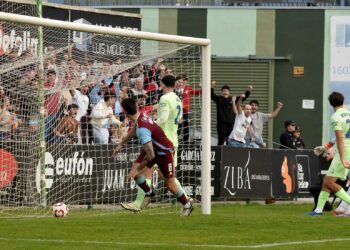 De esta manera anotó Hugo Díaz el gol que significaba el empate a uno en el tiempo de prolongación de la primera parte frente al Barça Atlétic./ JUAN MARTÍN-G. SEGOVIANA