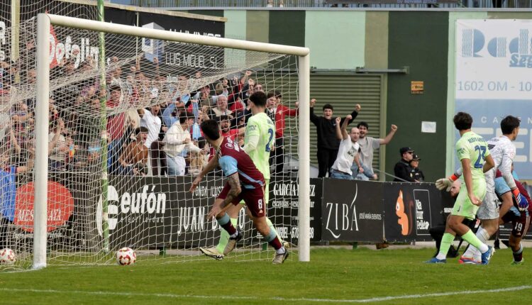 De esta manera anotó Hugo Díaz el gol que significaba el empate a uno en el tiempo de prolongación de la primera parte frente al Barça Atlétic./ JUAN MARTÍN-G. SEGOVIANA