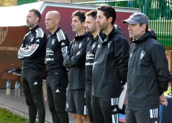 El cuerpo técnico de la Segoviana, en el minuto de silencio ante del partido ante el Barça B./ JUAN MARTÍN-G. SEGOVIANA