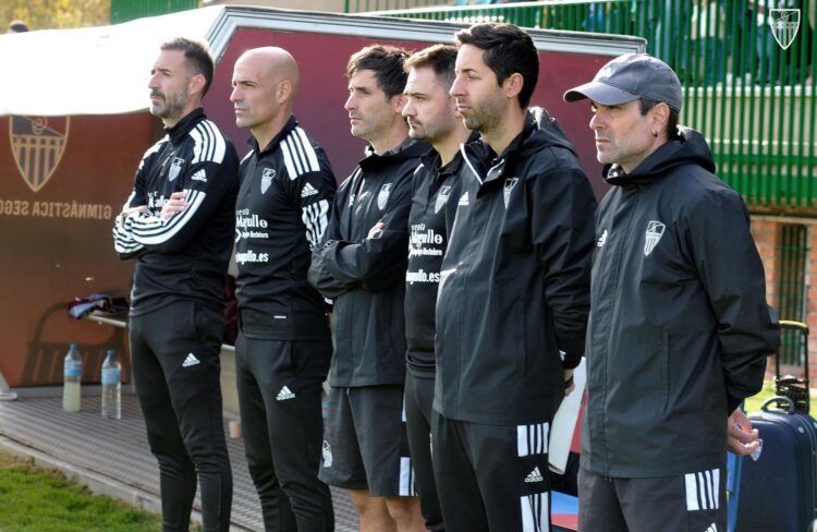 El cuerpo técnico de la Segoviana, en el minuto de silencio ante del partido ante el Barça B./ JUAN MARTÍN-G. SEGOVIANA