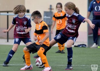 Un encuentro de fútbol base jugado por la Gimnástica Segoviana y la UD Villacastín en el campo Anexo de Fútbol 7./ JUAN MARTÍN-G. SEGOVIANA