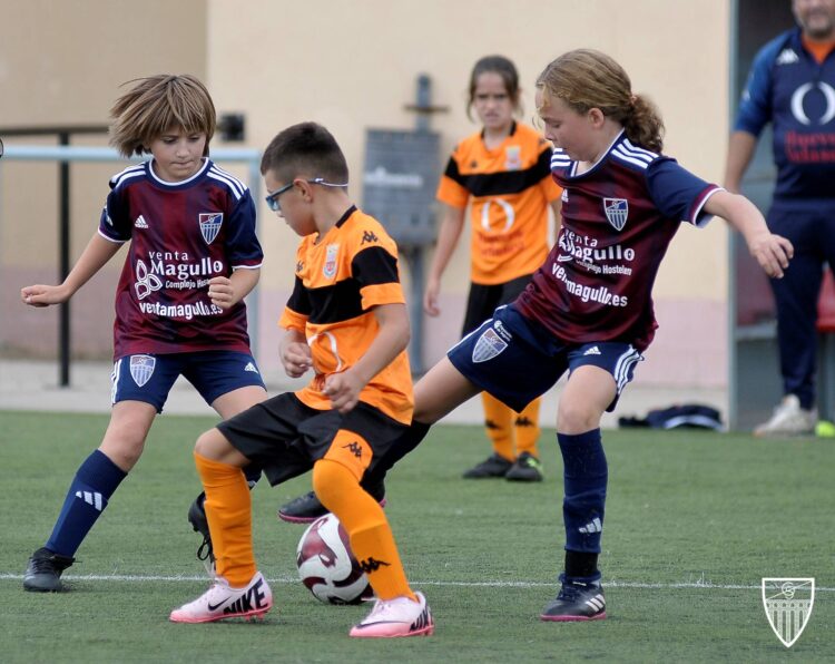 Un encuentro de fútbol base jugado por la Gimnástica Segoviana y la UD Villacastín en el campo Anexo de Fútbol 7./ JUAN MARTÍN-G. SEGOVIANA