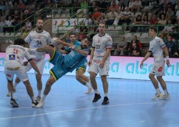 Gonzalo Carró logra recibir el balón en los seis metros para atacar la portería del Ademar en la imagen de archivo./ E.A.