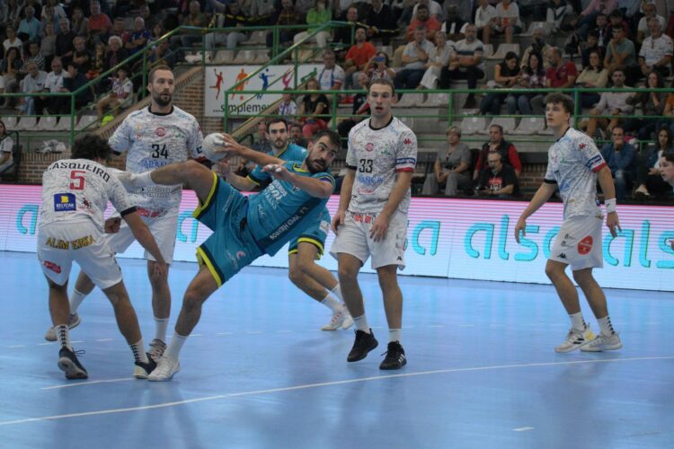 Gonzalo Carró logra recibir el balón en los seis metros para atacar la portería del Ademar en la imagen de archivo./ E.A.