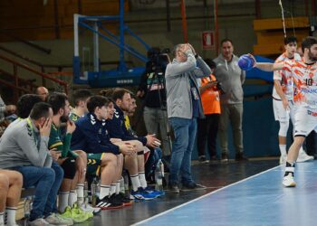 El banquillo del Viveros Herol Nava, durante un lance del partido ante el Ademar en León./ AMADOR MARUGÁN