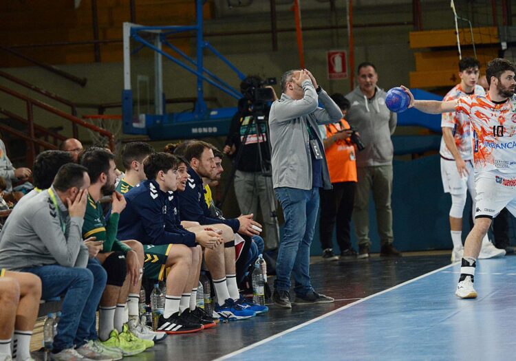 Preocupan las lesiones en Nava 1 El banquillo del Viveros Herol Nava, durante un lance del partido ante el Ademar en León./ AMADOR MARUGÁN