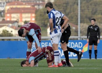 Berlanga intenta asistir a Fer Llorente, dolorido de un golpe con un contrario durante el partido ante la Real Sociedad B./ JUAN MARTÍN-G. SEGOVIANA