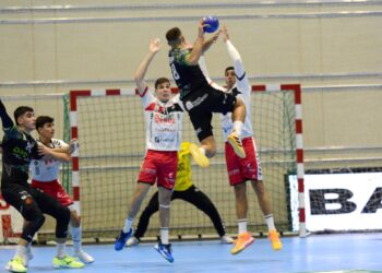 Mario Nevado y Bonanno intentan desviar el lanzamiento de Jakup Prokop./ AMADOR MARUGÁN