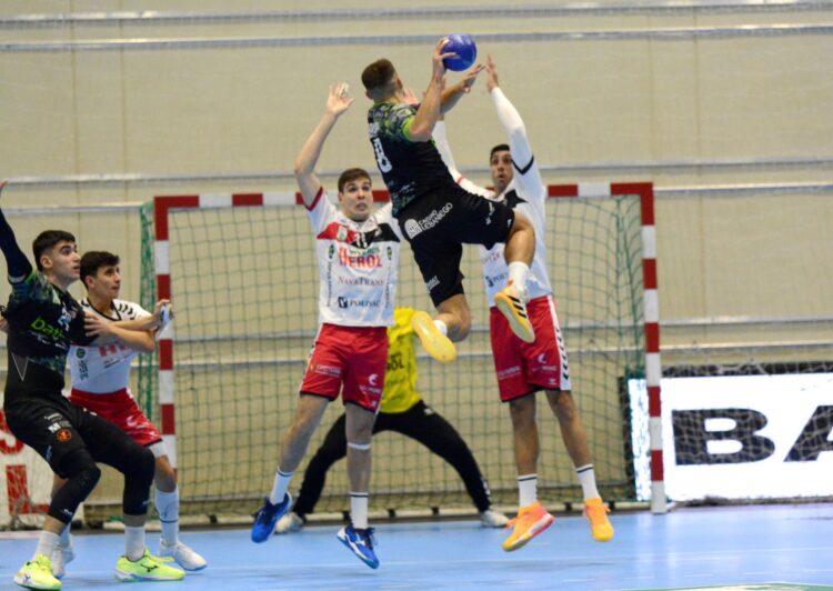Mario Nevado y Bonanno intentan desviar el lanzamiento de Jakup Prokop./ AMADOR MARUGÁN