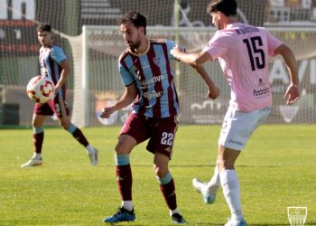 De la Mata trata de interceptar el pase de un rival./ JUAN MARTÍN-G. SEGOVIANA