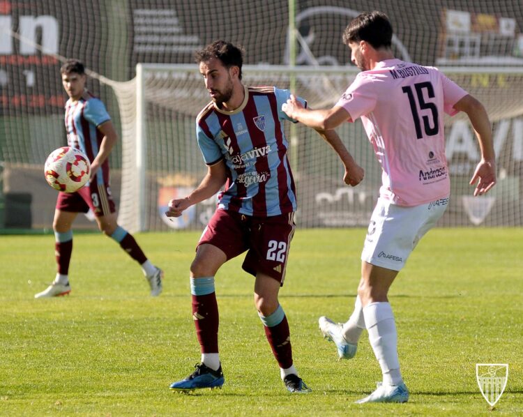 De la Mata trata de interceptar el pase de un rival./ JUAN MARTÍN-G. SEGOVIANA