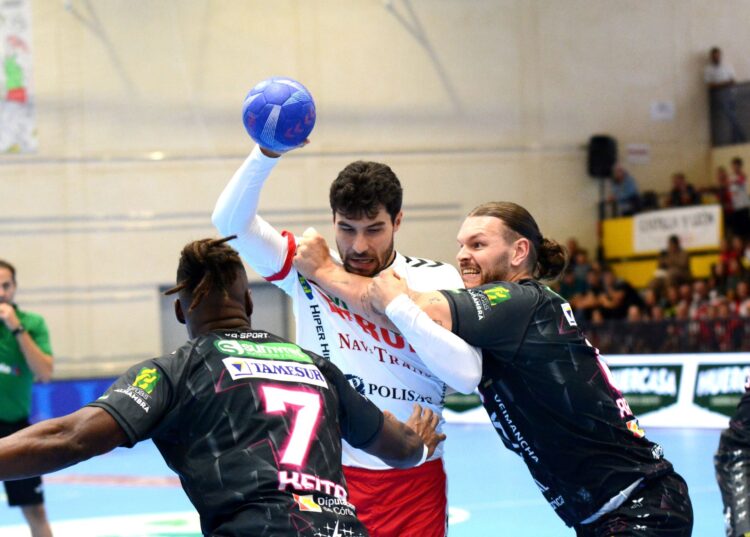 Un jugador del Puente Genil intenta frenar a Borja Méndez./ AMADOR MARUGÁN