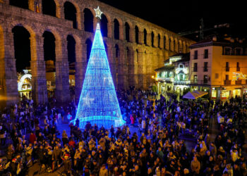 Árbol de Navidad situado avenida del Acueducto donde este año se instalará el Pórtico de la Navidad.