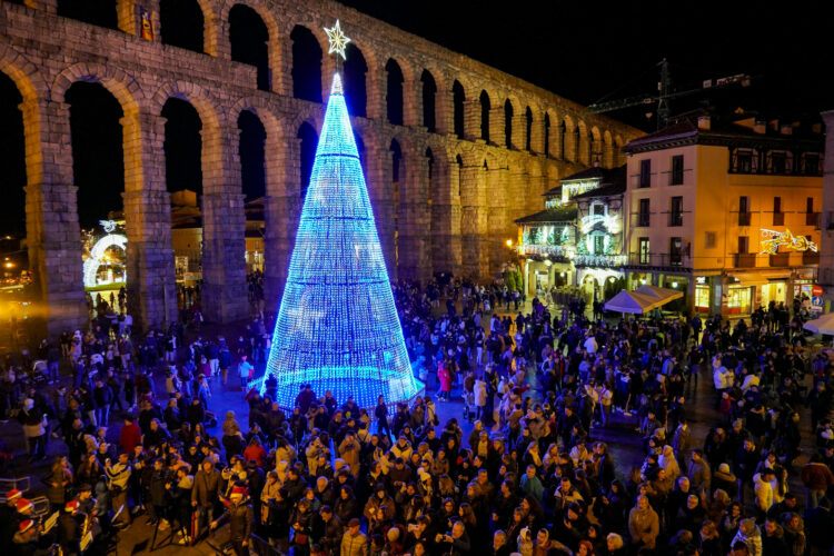 Árbol de Navidad situado avenida del Acueducto donde este año se instalará el Pórtico de la Navidad.