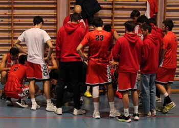 David Carretero da instrucciones a los jugadores durante un tiempo muerto./ EVA DE SANTOS