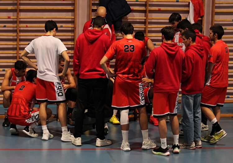 El Dibaq CD Base ofrece su mejor versión ante La Flecha 1 David Carretero da instrucciones a los jugadores durante un tiempo muerto./ EVA DE SANTOS