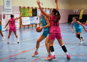 Marta Rivera intenta evitar el giro de su rival hacia la canasta./ JESÚS GÓMEZ